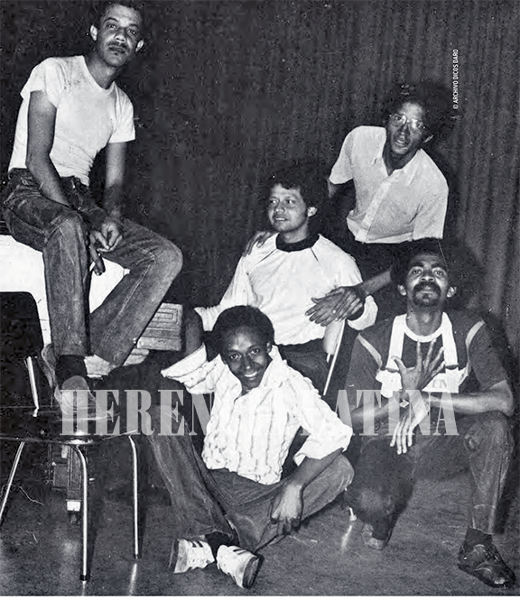 Primera formación del grupo Niche. De izquierda a derecha: Jairo Varela (flauta), Francisco “Kiko” Fortiche (bajo),  Wilson “Coco” Viveros (percusión), Hernando Sepúlveda (piano), Alexis Lozano (trombón. Foto de Álvaro Hurtado y Orlando Mendoza. (© ARCHIVO DICOS DARO)