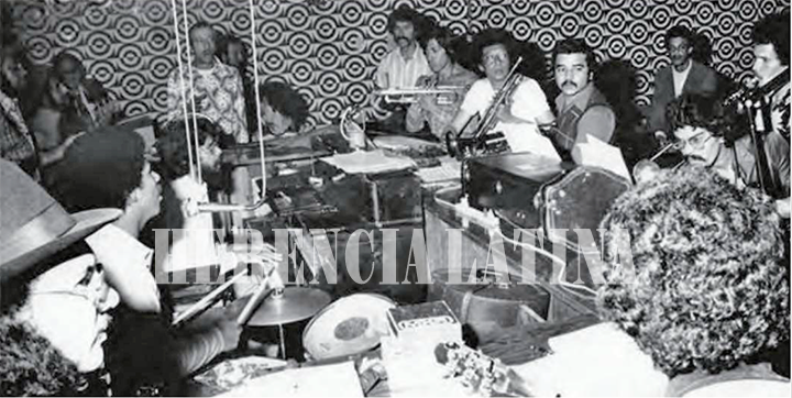 Primer y único  ensayo de la Colombia All Stars en el bar Hippocampus. Al fondo, a la derecha, puede verse a un joven Varela de 29 años. (© ARCHIVO JAIRO RUIZ GRIJALBA).