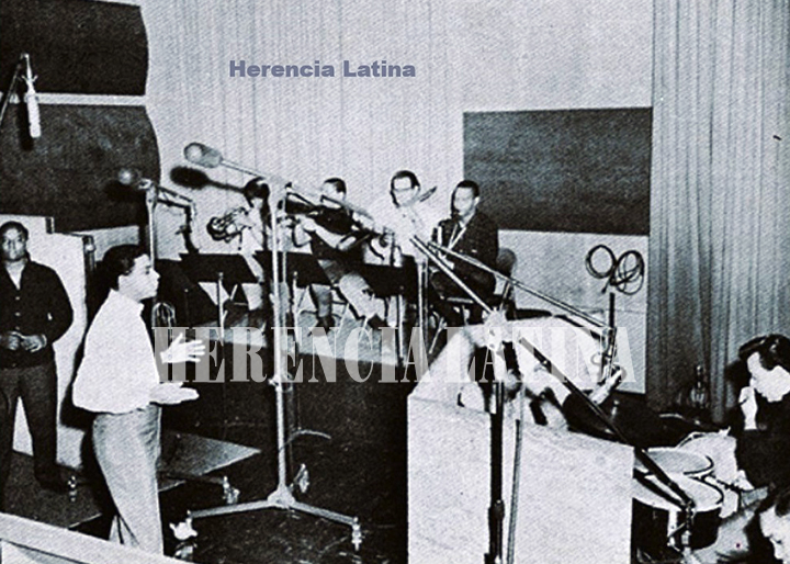 Pacheco, de camisa blanca, da orden a la grabación. Al fondo están Bobby, Puchi, Barry y Chombo. A la derecha, en las pailas, Orestes Vilató – foto de Michael Janetis