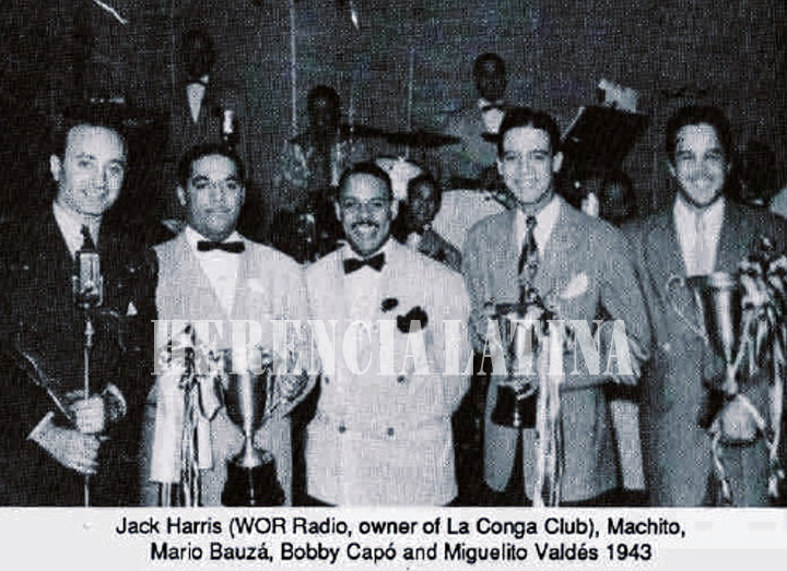 Jack Harris (WOR Radio, dueño del club La Conga), Machito, Mario Bauzá, Bobby Capó y Miguelito Valdés – 1943 – Foto archivo de Anselmo Sacasas.