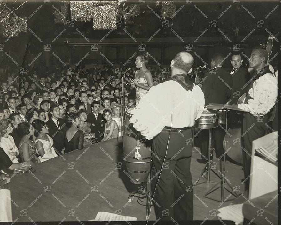 Celia Cruz, Marcelino Valdés, conga, Nicolas “Cuco” Martínez, timbales, Rolando Lozano y Rudy Calzado, voz principal. – Foto de Colección Gladys Palmera