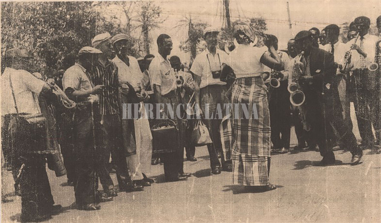Doc Cheatham (con cámara) con la banda de Wilbur de Paris, Nigeria, 1934 (1)