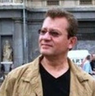 Licenciado en periodismo y estudios latinoamericanos por el Empire State College, Tomás Peña lleva años aplicando sus conocimientos y su capacidad de redacción a la promoción de grandes músicos. Especialista en la encrucijada entre el jazz y la música latina, Peña ha escrito extensamente sobre el tema.