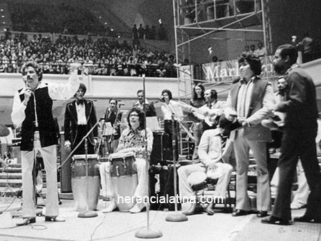 Primera fila Johnny Pacheco, Izzy Sanabria, Ray Barretto, Roberto Roena, Bobby Cruz, Willie Colón, Pete “El Conde” Rodríguez; segunda fila Héctor 
