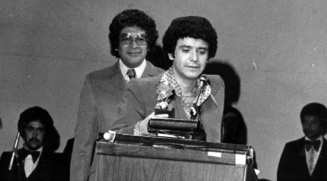 Harvey Averne recibe un premio como productor del álbum Acid de Ray Barretto