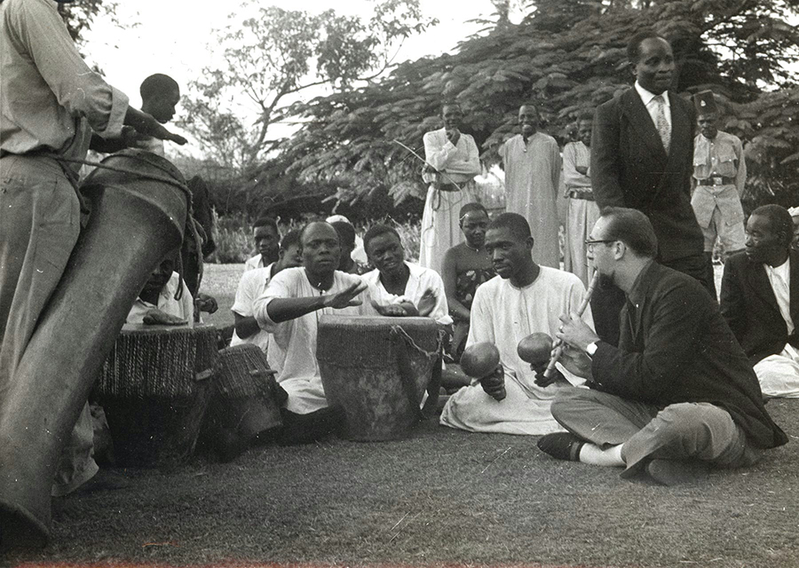 Con los músicos del Kabaka de Uganda, 1960. Cortesía de Janeal Arison