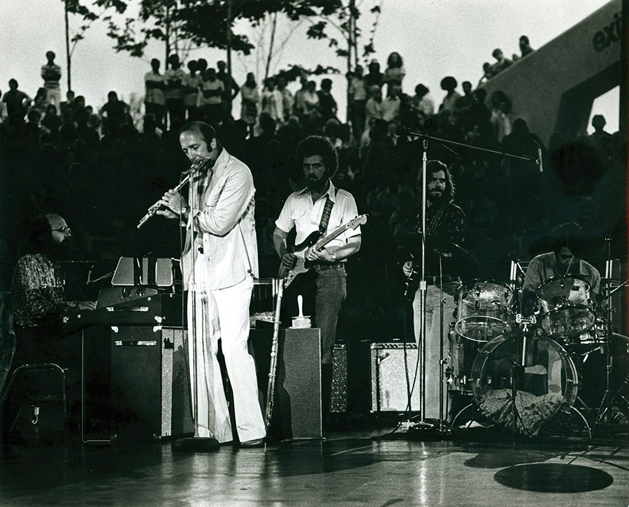 De izquierda a derecha: Pat Rebillot (piano), Herbie Mann (guitarra), Jerry Friedman (guitarra) y Steve Gadd (batería), agosto de 1974.
