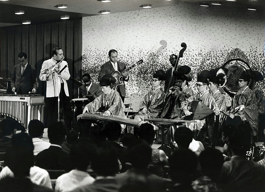 En Japón con los Músicos de la Corte Imperial. (de izquierda a derecha) Dave Pike en el vibráfono, Carlos 