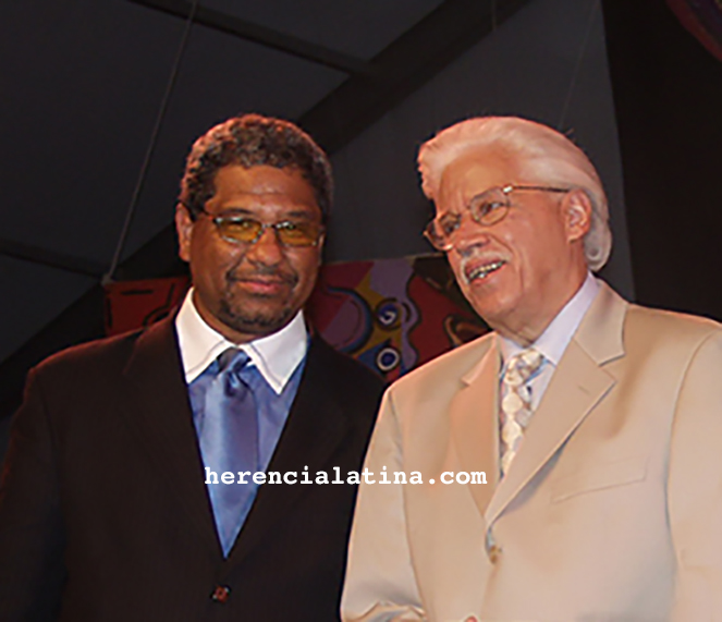 Albert Torres entregando un premio a Johnny Pacheco