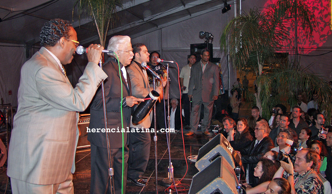 En la tarima del escenario: Héctor Casanova Pagán, y en coros Johnny Pacheco con Ray Viera. En el fondo, Albert Torres
