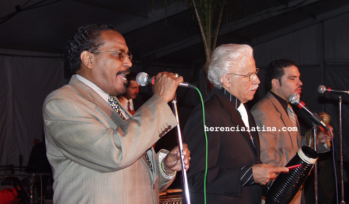 En la tarima del escenario: Héctor Casanova Pagán, y en coros Johnny Pacheco con Ray Viera.