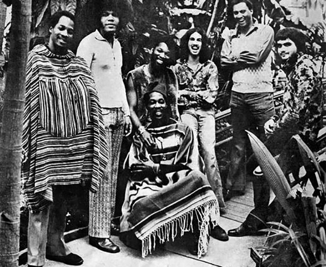La banda original de Mandril.  De izq a der: Carlos Wilson, Bundie Cenas, Doc Ric Wilson, Lou Wilson (sentado), Omar Mesa, Claude Cave y Charlie Padro.
