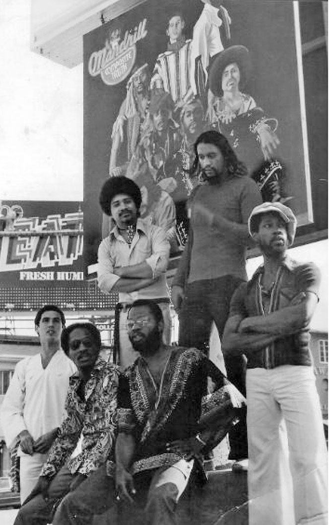 De izq a der. Omar Mesa, Carlos Wilson, Ric Wilson y Lou Wilson. En la fila de arriba y en el mismo orden Neftali Santiago y Claude Coffee Cave