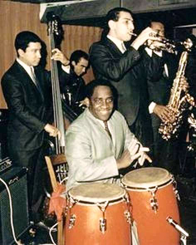 Victor Venegas en el bajo, Mongo Santamaría tumbadoras, Marty Sheller en la trompeta, Bobby Capers en el saxofón y Carmelo García en la batería