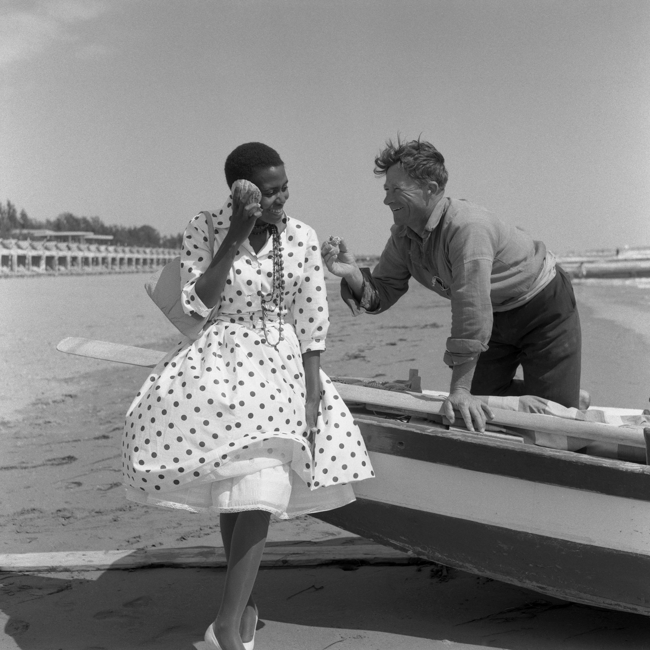 1959 - Foto Miriam Makeba en el extranjero para el Festival Internacional de Cine de Venecia; aquí disfruta de las vistas en la playa de Lido, Venecia, Italia. Foto de Archivo Cameraphoto Epoche/Getty Images.