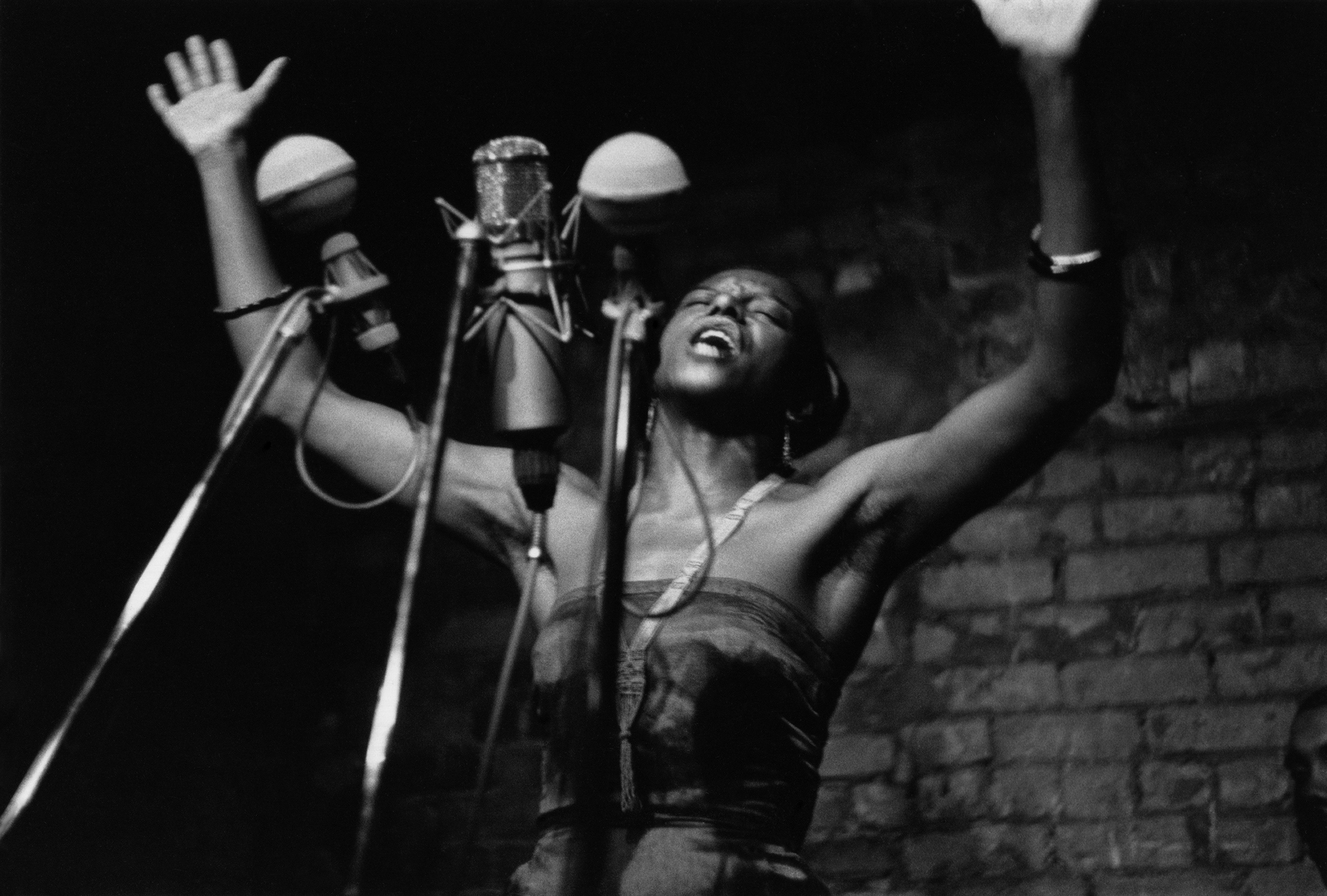 1961 - Makeba at the Bitter End, Greenwich Village, New York City. Fotos de Sigmund Goode vía Michael Ochs Archive/Getty Images.