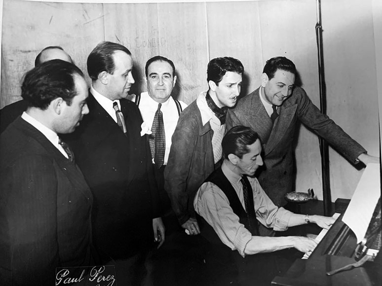 Sesión de grabación de Decca Records con el líder de la banda canadiense, Guy Lombardo, alrededor de 1940. Cortesía de Gerry Glass