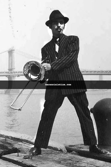 El director de orquesta Willie Colón en una sesión fotográfica para el álbum original de la banda sonora de la película. Credit...Izzy Sanabria” width=