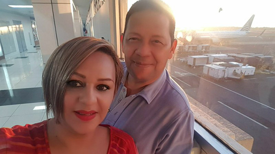 William Cenna junto a su esposa, la icónica cantante salvadoreña Ligia Morales.