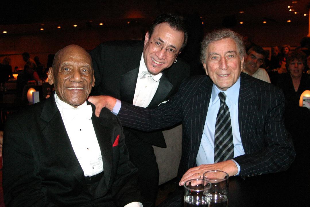 Dos maestros y un aprendiz: Candido Camero, Bobby Sanabria y Tony Bennett en Dizzy's Club en 2010.<br>CRÉDITO ELENA MARTINEZ