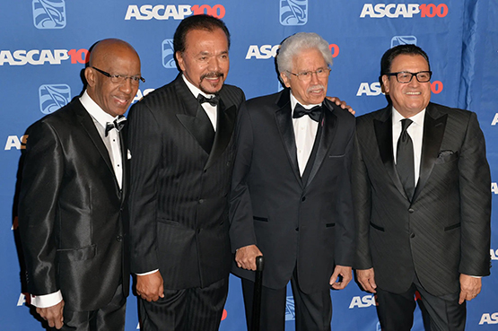 De izquierda a derecha, Roberto Roena, Bobby Valentín, Johnny Pacheco e Ismael Miranda en Nueva York en marzo. Cada uno ha desempeñado un papel en la popularización de la salsa. Crédito...Andrew H. Walker/Getty Images.