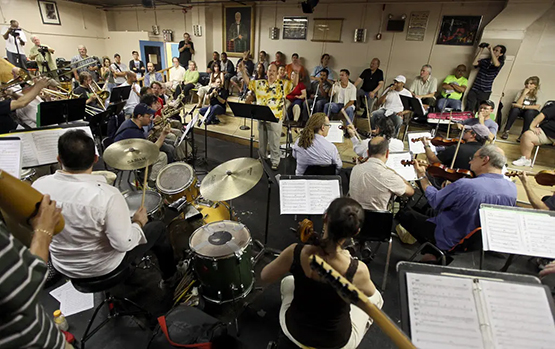 Larry Harlow, en el centro (de pie), ensayando con una orquesta para un concierto, al aire libre en el Lincoln Center, que contará con la primera actuación en directo de su 