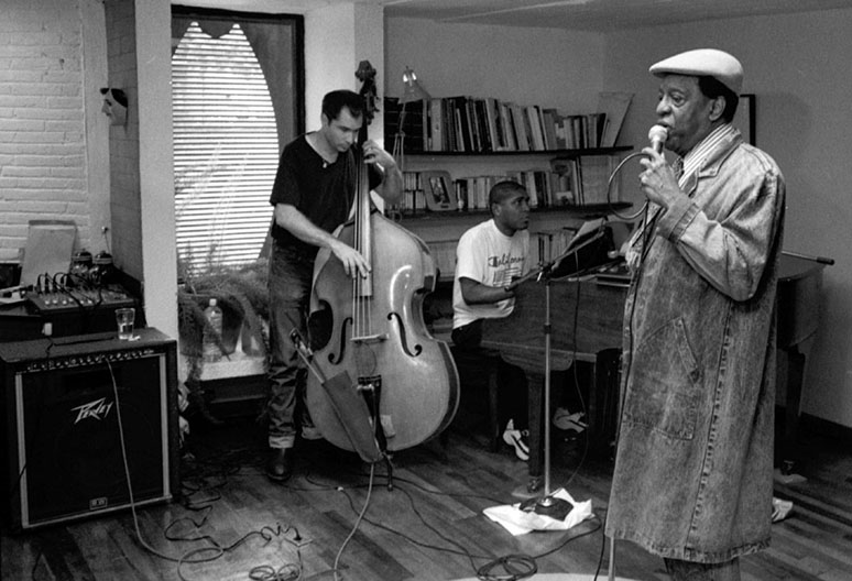 De izq a der: Joey Altruda [bajo], Osmany Paredes [piano], Francisco Fellové Valdés [voz].  Foto de Jacobo Braun – Ciudad de Mexico City 1999