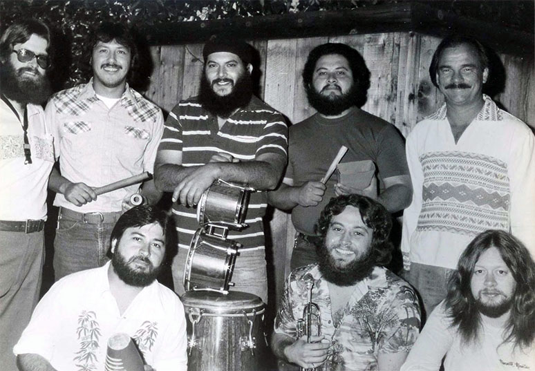 Montuno (desde la fila de atrás de izq. a der.: Tom Casey, Roland Mendoza, Poncho Sánchez, Tony Banda, Bobby Redfield; fila de delante de izda. a dcha.: Ramon Banda, Sal Cracchiolo, Charlie Otwell; fotógrafo desconocido)